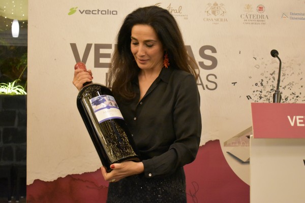 Cristina López Barrio visita las 'Veladas literarias' del restaurante Maestral con su Premio Azorín