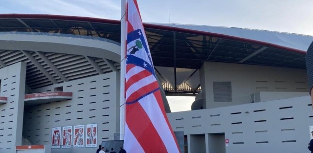 El Atlético inicia el proceso del regreso del escudo y ya luce en la bandera del estadio