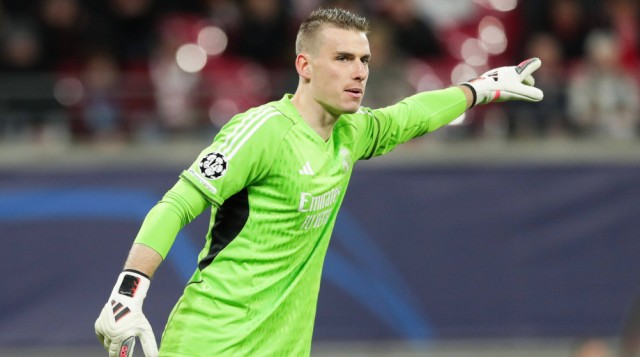 Lunin, baja por fiebre a cinco días de la final