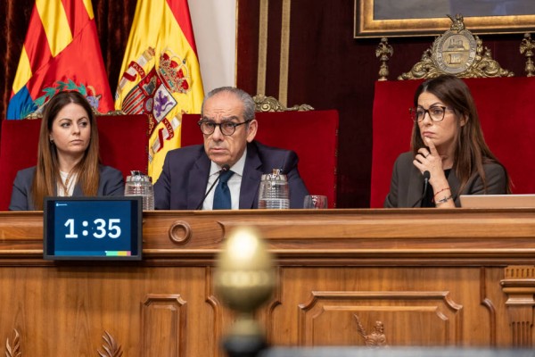 Pleno de mayo en Elche: polémica por la ejecución presupuestaria, datos selectivos y convenios con Suma