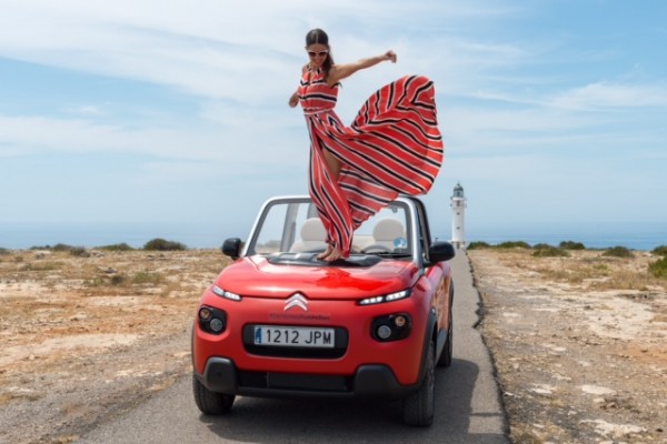 El paseo más divertido y ecologista de la actriz Juana Acosta en el Citroën E-Mehari