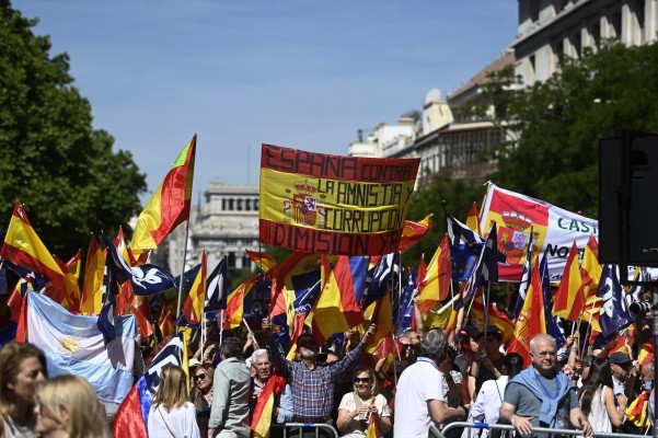 Miles de personas con banderas de España y de la UE secundan la protesta del PP contra la amnistía