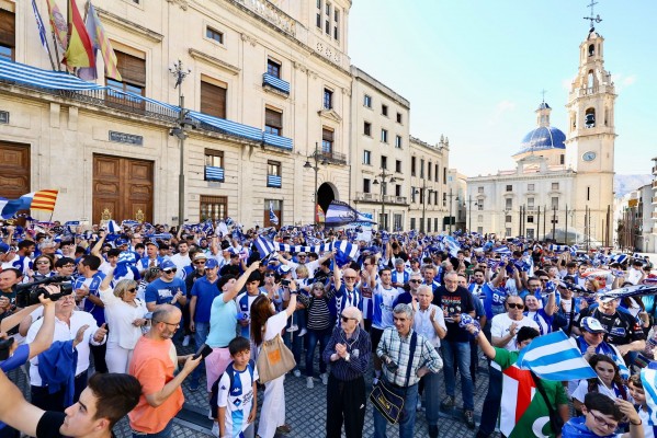 Una marea blanquiazul lucha en Alcoy por su equipo al grito de ¡Deportivo, Deportivo!