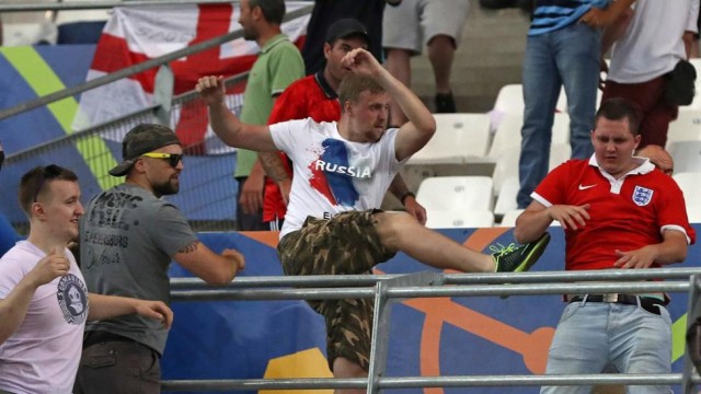 
La UEFA descalifica a Rusia pero lo deja en suspenso si no hay más violencia