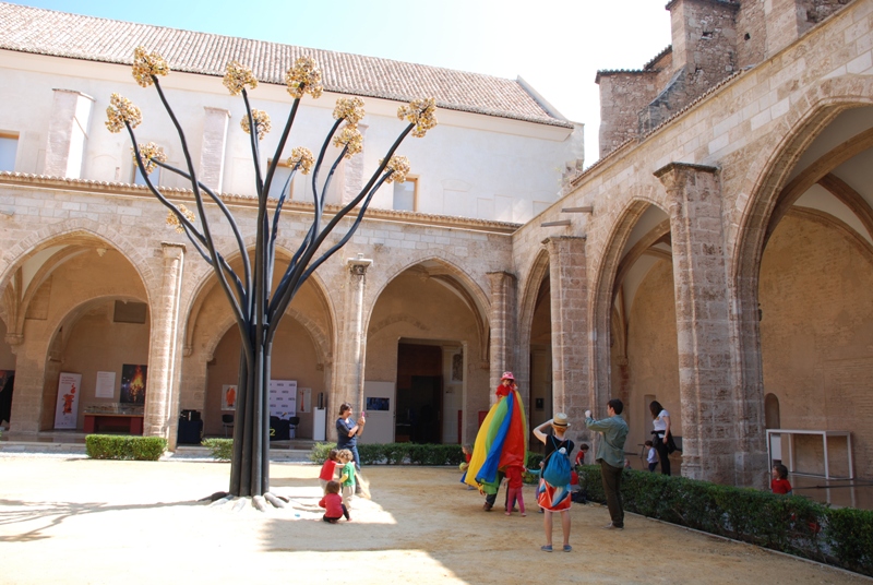 Monique Bastiaans o la galería Pepita Lumiere apoyan el Aula d'Estiu del Centro del Carmen