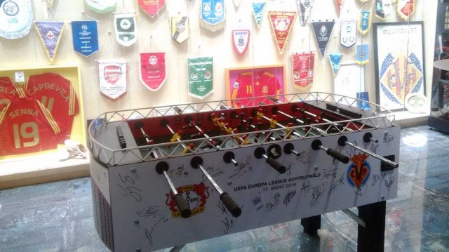 La subasta de un futbolín del Villarreal deja 10.000 euros solidarios