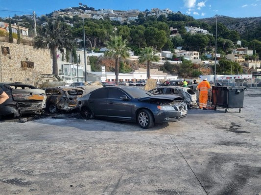 Dos detenidos por el fuego que quemó 34 coches aparcados en el puerto de Xàbia
