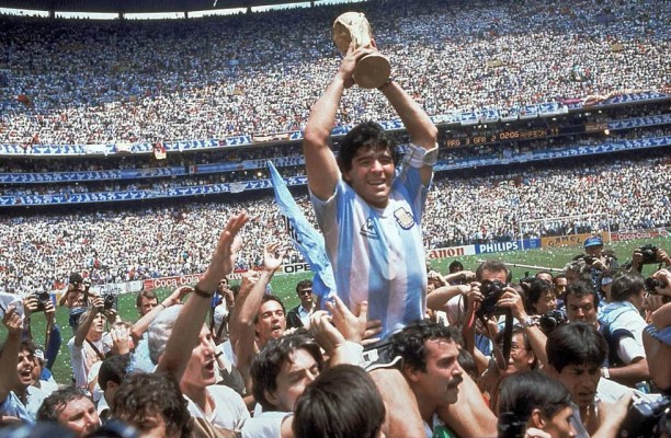 Un tribunal francés decide el 30 de mayo si suspende la venta del Balón Oro mundialista de Maradona
