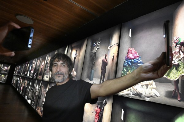 De la Edad Media a las redes: Eugenio Recuenco conjuga 369 fotografías en el Bellas Artes de Castelló