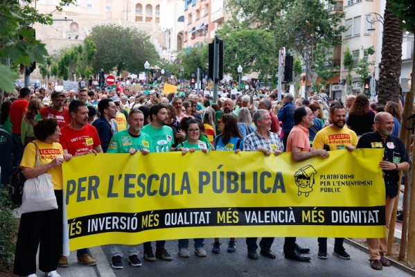 Más de 5.000 personas se manifiestan en Alicante contra la política educativa de PP-Vox