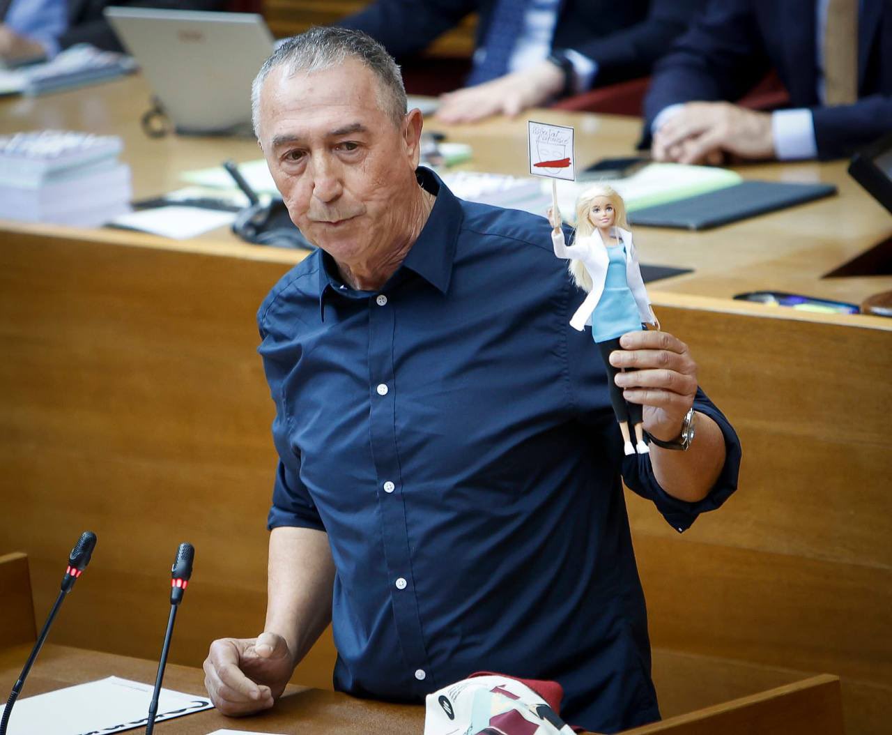Compromís lleva una Barbie al pleno de Les Corts para denunciar su 