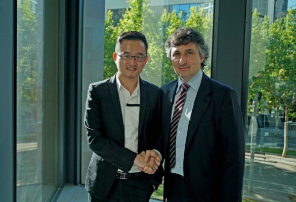 Jiang Lizhang presenta su proyecto al alcalde de Granada