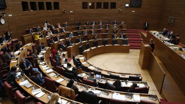 Les Corts rechazan que los estudiantes de universidades privadas puedan optar a becas de la Generalitat