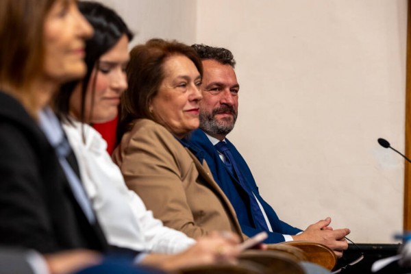 El nuevo edil de Elche José Antonio Román queda con dedicación al 75%; Caridad Martínez, completa