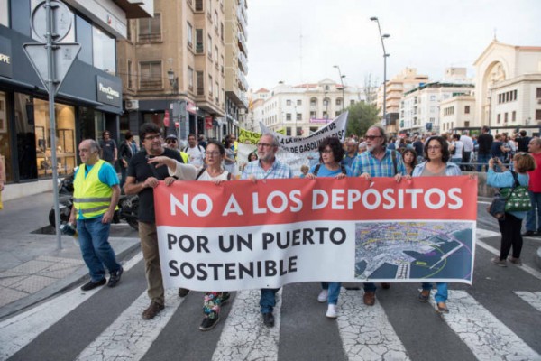 Los vecinos y EU Podem instan a recurrir la licencia de los depósitos: la UE requiere informe ambiental