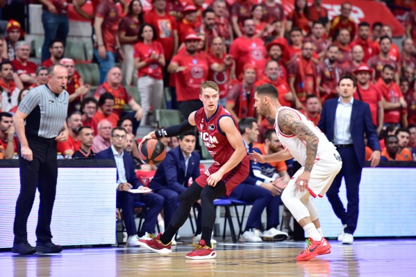 El Valencia Basket asalta la pista del UCAM Murcia y fuerza el tercer partido