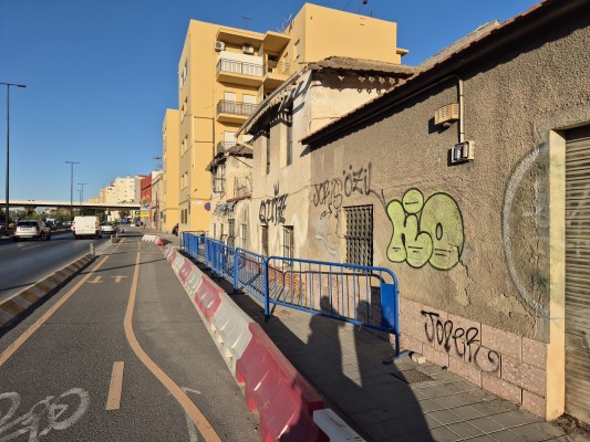 Vecinos del Parque del Mar de Alicante denuncian daños en una acera durante dos años
