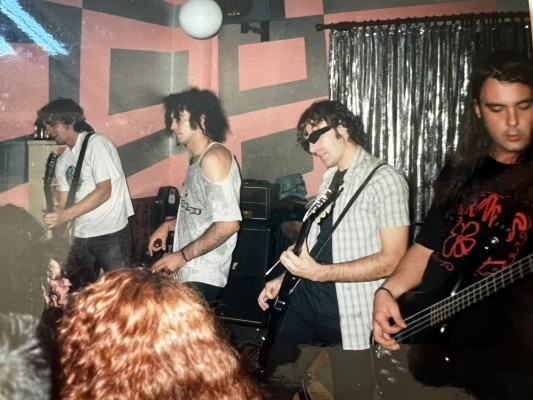 Un homenaje con catorce bandas para recordar al Gegant, el gran bajista del punk
