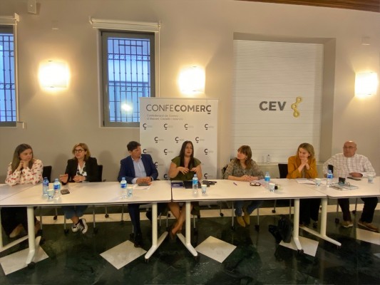 Confecomerç, CCOO y UGT firman un compromiso de negociación colectiva en el comercio valenciano