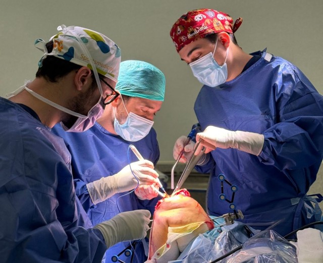 El Hospital del Vinalopó, entre los 'top' de España al implantar prótesis de rodilla con cirugía robótica 