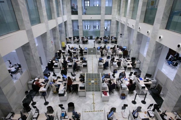 El Ayuntamiento de València empieza a pagar 8 millones de euros pendientes a funcionarios