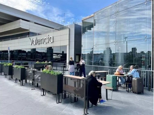 Bernabé traslada a los vecinos que AENA ampliará la terminal de Manises para ser 