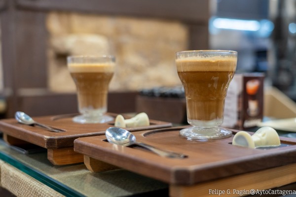 Un recorrido cultural y gastronómico promociona el asiático en las jornadas 'Café con historia'  