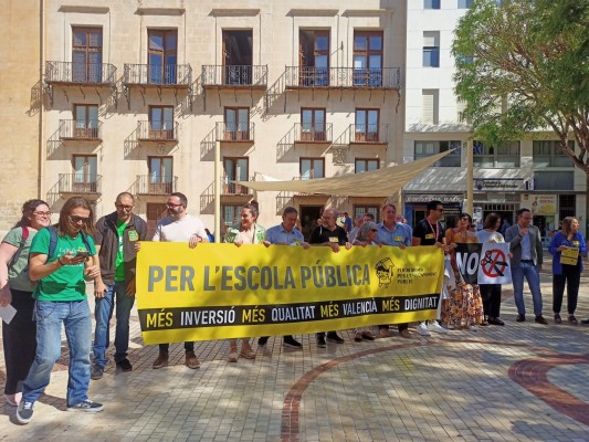 La Plataforma per l’Ensenyament Públic de Elche se suma a la huelga del jueves y critica el cierre de aulas