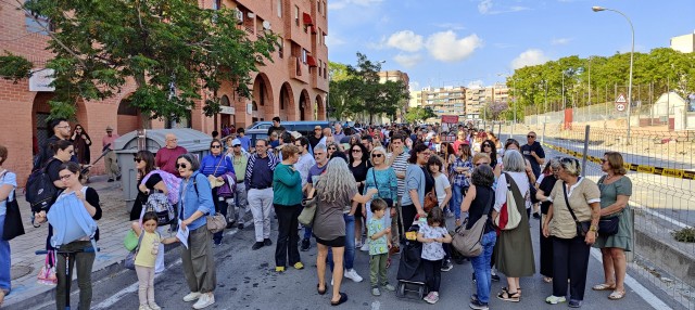 Vecinos de San Blas protestan frente a la tala de árboles en la reforma de la plaza del barrio  