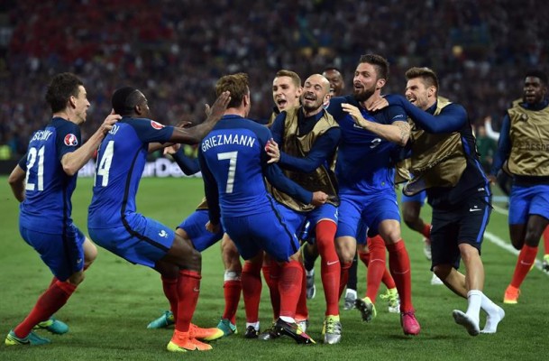 Griezmann y Payet clasifican a Francia para octavos de final