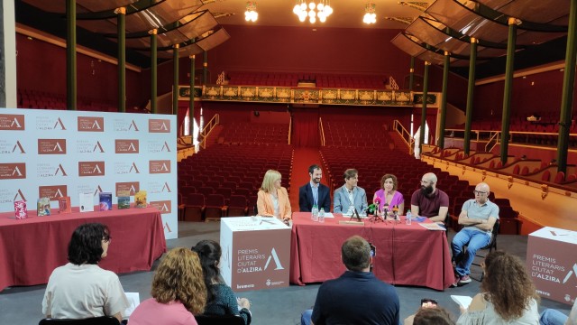 Els Premis Literaris Ciutat d’Alzira s'apropen a la ciutat amb nou format i imatge

