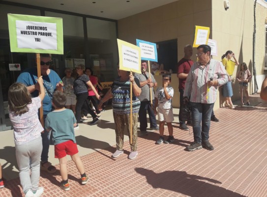 Vecinos de San Miguel de Salinas reivindican la apertura del parque Padre Jesús tras dos años