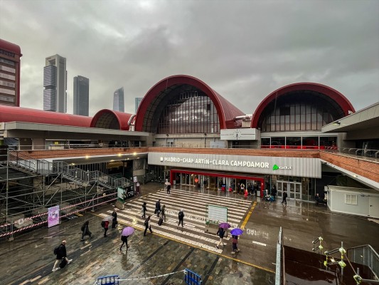 La CNMC multa a Adif a instancias de Ouigo por la salida de trenes desde Madrid-Chamartín