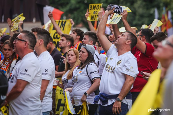 La protesta contra Lim no vacía Mestalla, pero merma asistencia y acaba en carga policial
