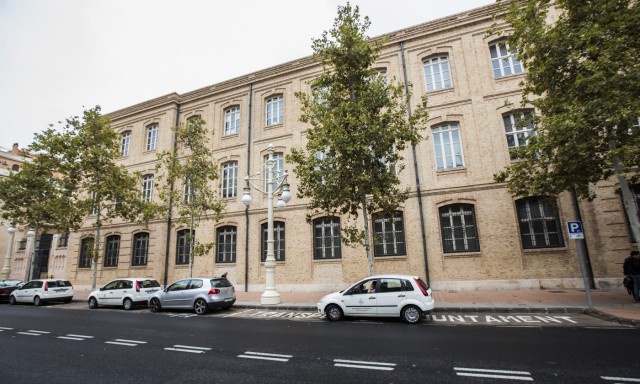 El Ayuntamiento empieza a reducir las plazas de aparcamiento reservadas a vehículos autorizados