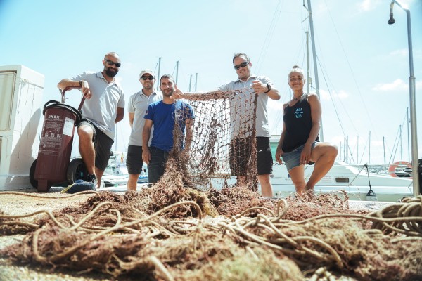 Medio Ambiente retira 500 kilos de redes de pesca en el Parque Natural de Serra Gelada 