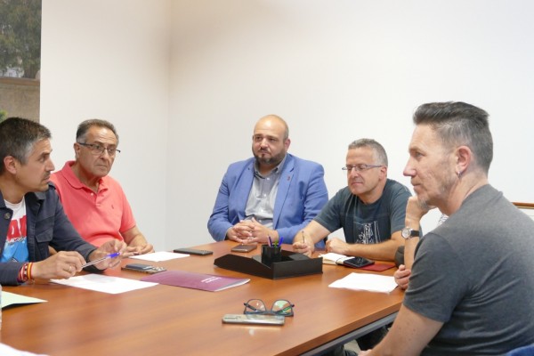 Colectivos de movilidad y los partidos PSOE, MC y Sí exigen a Arroyo un modelo real de participación
