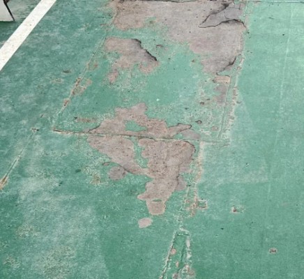 La pasarela peatonal sobre la Rambla de Benipila sufre daños y desperfectos por la corrosión