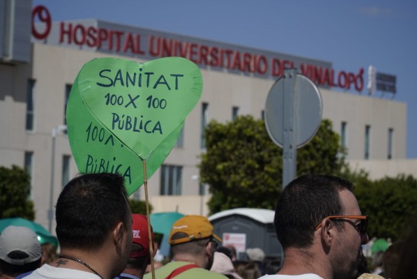 Una cadena humana rodea el Hospital del Vinalopó para pedir su reversión a gestión pública

