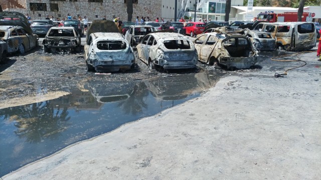 Un incendio calcina una decena de coches en el parking del puerto deportivo de Xàbia