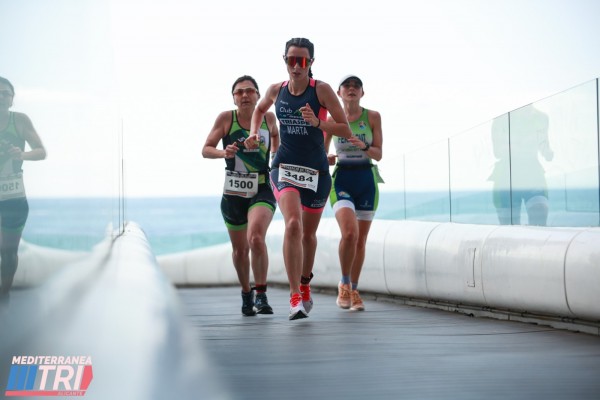 Un millar de triatletas disputan el circuito Mediterráneo este fin de semana en Alicante
