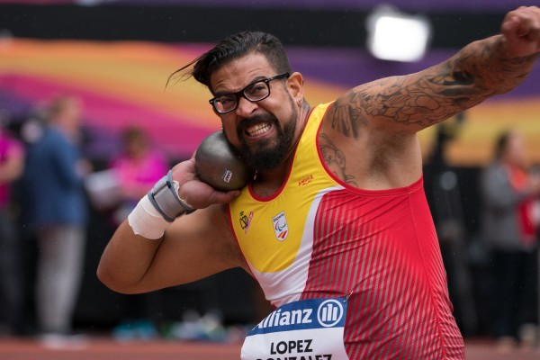 El valenciano Kim López, en peso, campeón del mundo de atletismo en Kobe