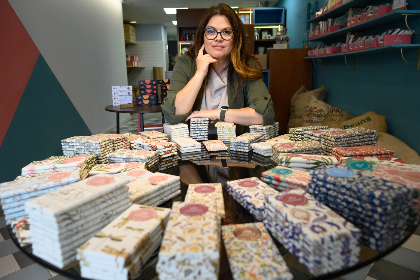 La chocolatera Juana Rojas junto a una gran variedad de los chocolates que vende en Utopick. Foto: KIKE TABERNER - 
