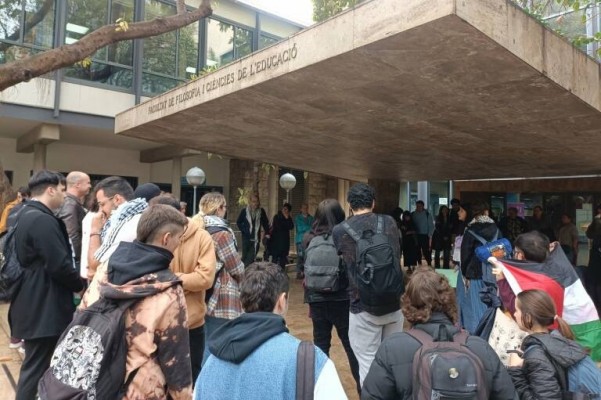 150 profesores de la Universitat de València muestran su apoyo a la acampada propalestina
