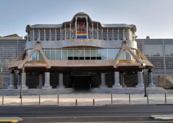 La Asamblea luce la bandera arcoíris por el Día contra la Homofobia, la Transfobia y la Bifobia
