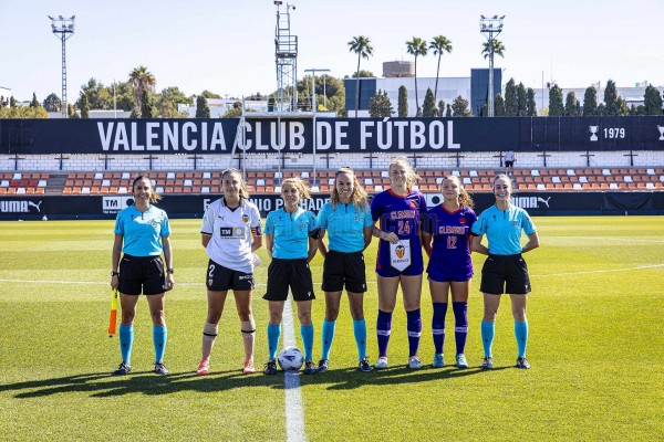 El Valencia empata en un amistoso con la vuelta de Enith y Pujadas como titulares