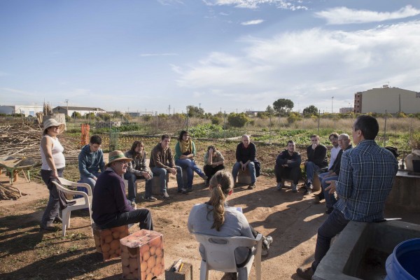 La campaña 'Llaurant...' denuncia los daños de la agricultura industrializada y muestra alternativas