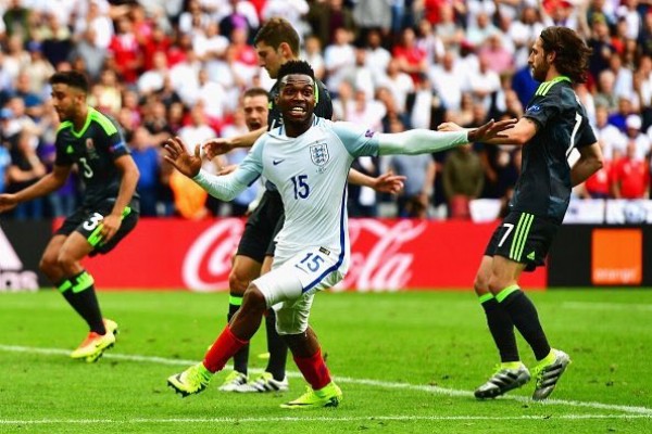 Sturridge salva a Inglaterra en el último suspiro