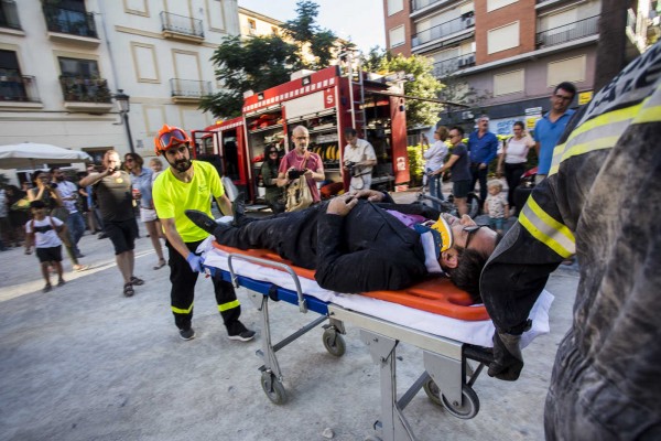 Coche siniestrado en Intramurs: los cuerpos de seguridad salvan la cultura