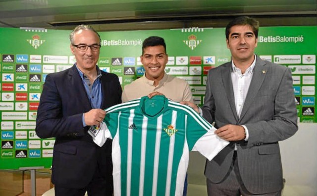El Villarreal cede a Nahuel al Betis dos temporadas